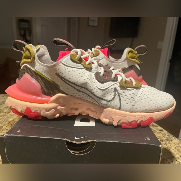 Women’s Nike React Vision Siren Red Workout Sneakers - Picture 8 of 12